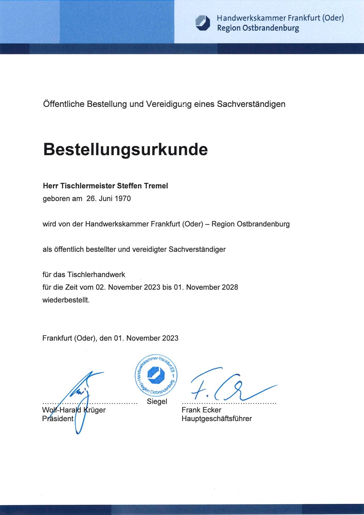 Als erfahrener Sachverständiger in Berlin Brandenburg biete ich Ihnen umfassende Unterstützung und Beratung in allen Belangen rund um das Tischlerhandwerk. Mein Ziel ist es, Ihnen die notwendigen Informationen und Analysen bereitzustellen, die es Ihnen ermöglichen, informierte Entscheidungen zu treffen. Egal, ob es um die Beurteilung von Handwerksleistungen, die Überprüfung von Angeboten oder die Erstellung von Gerichtsgutachten geht, ich stehe Ihnen mit meiner fachlichen Kompetenz und jahrelangen Erfahrung zur Seite. Die individuellen Anforderungen und Bedürfnisse meiner Kunden stehen dabei stets im Mittelpunkt meiner Arbeit. Darüber hinaus lege ich großen Wert auf Transparenz und Nachvollziehbarkeit, sodass Sie jederzeit über den Fortschritt und die Ergebnisse meiner Dienstleistungen informiert sind. Vertrauen Sie auf meine Qualifikationen und meine Unabhängigkeit, damit Ihr Bauvorhaben oder Ihre Schadensbewertung professionell und sachgerecht umgesetzt werden kann. Mein Engagement für Qualität und Neutralität stellt sicher, dass Ihre Interessen gewahrt bleiben und mögliche Konflikte frühzeitig vermieden werden. Als Sachverständiger in Berlin Brandenburg ermögliche ich Ihnen eine fundierte Basis für Ihre Entscheidungen und begleite Sie kompetent durch alle Phasen Ihres Projektes.