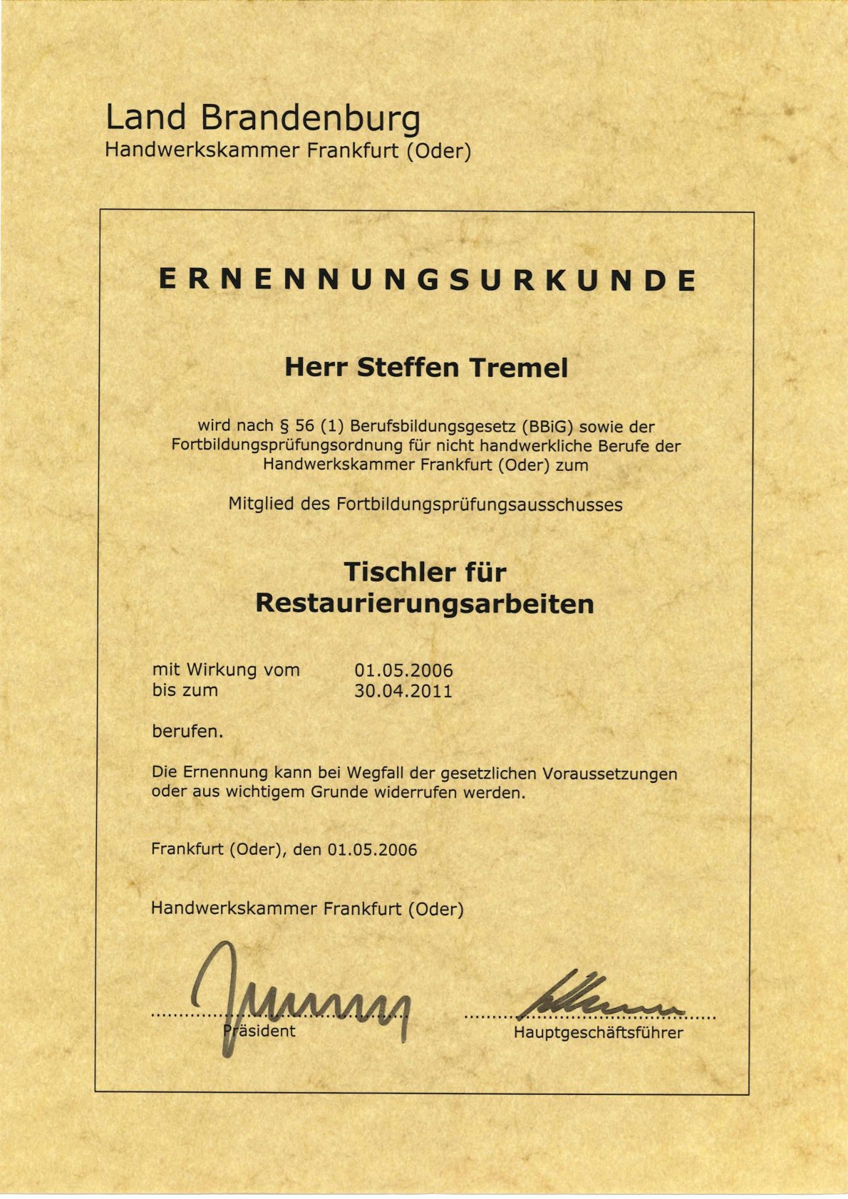 Als Sachverständiger stehe ich Ihnen nicht nur bei der Prüfung von Handwerkerleistungen im Tischlerhandwerk zur Seite, sondern biete auch umfassende Beratungen zur Materialauswahl und den neuesten Trends im Holzbau. Ich unterstütze Sie bei der Identifizierung der besten Lösungen für Ihre Projekte, sei es bei der Gestaltung von individuellen Möbeln oder der Umsetzung nachhaltiger Baukonzepte. Mit meiner langjährigen Erfahrung und meinem tiefen Verständnis für die Branche garantiere ich Ihnen eine fundierte und zielgerichtete Beratung, sodass Ihre Vorhaben nicht nur ästhetisch, sondern auch funktional und langlebig sind. Vertrauen Sie auf meine Expertise, um kreative Ideen effizient und im Einklang mit Ihren Bedürfnissen zu realisieren.