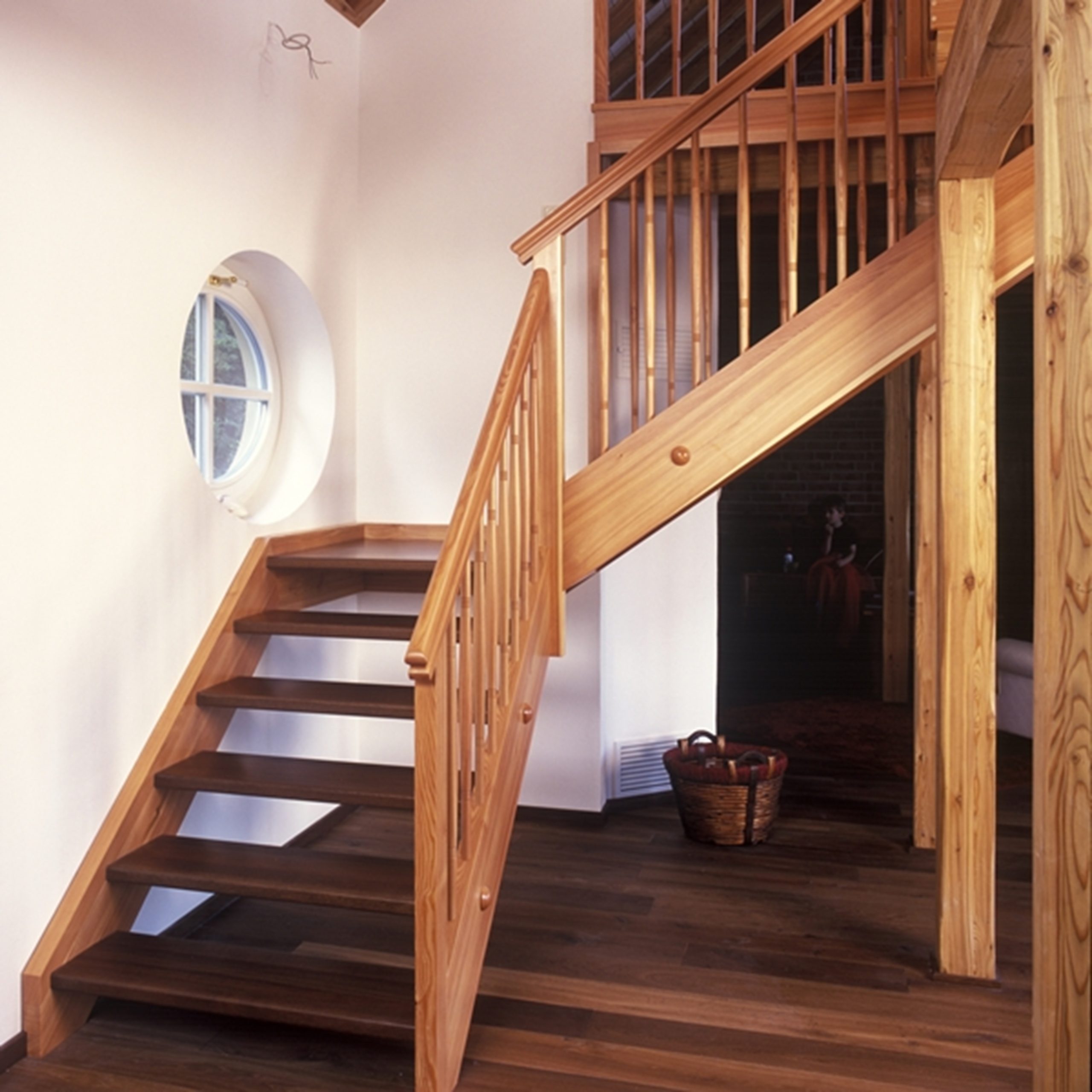 Wenn es um Treppen geht, dann sollten Sie unbedingt auf das Treppen-Gutachten von Sachverständiger Steffen Tremel setzen, denn sonst könnte es schnell mal zu einem Sturz auf der Treppe kommen, der Sie nicht nur aus den Socken haut, sondern auch einen schmerzhaften Besuch beim Gutachter nach sich zieht. Holztreppen nach Maß sind nicht nur etwas für Schwiegermütter, die den perfekten Aufgang zur Terrasse wollen, sondern auch für Ihre eigene Sicherheit in Berlin und Brandenburg. Mit Tremel an Ihrer Seite sind Sie nicht nur sicher, sondern haben auch einen Gutachter, der mit Witz und Charme dafür sorgt, dass Ihre Holztreppen nicht nur gut aussehen, sondern auch sicher sind. Also, lassen Sie uns gemeinsam sicherstellen, dass Ihre Treppen nicht zu Stolpersteinen werden!