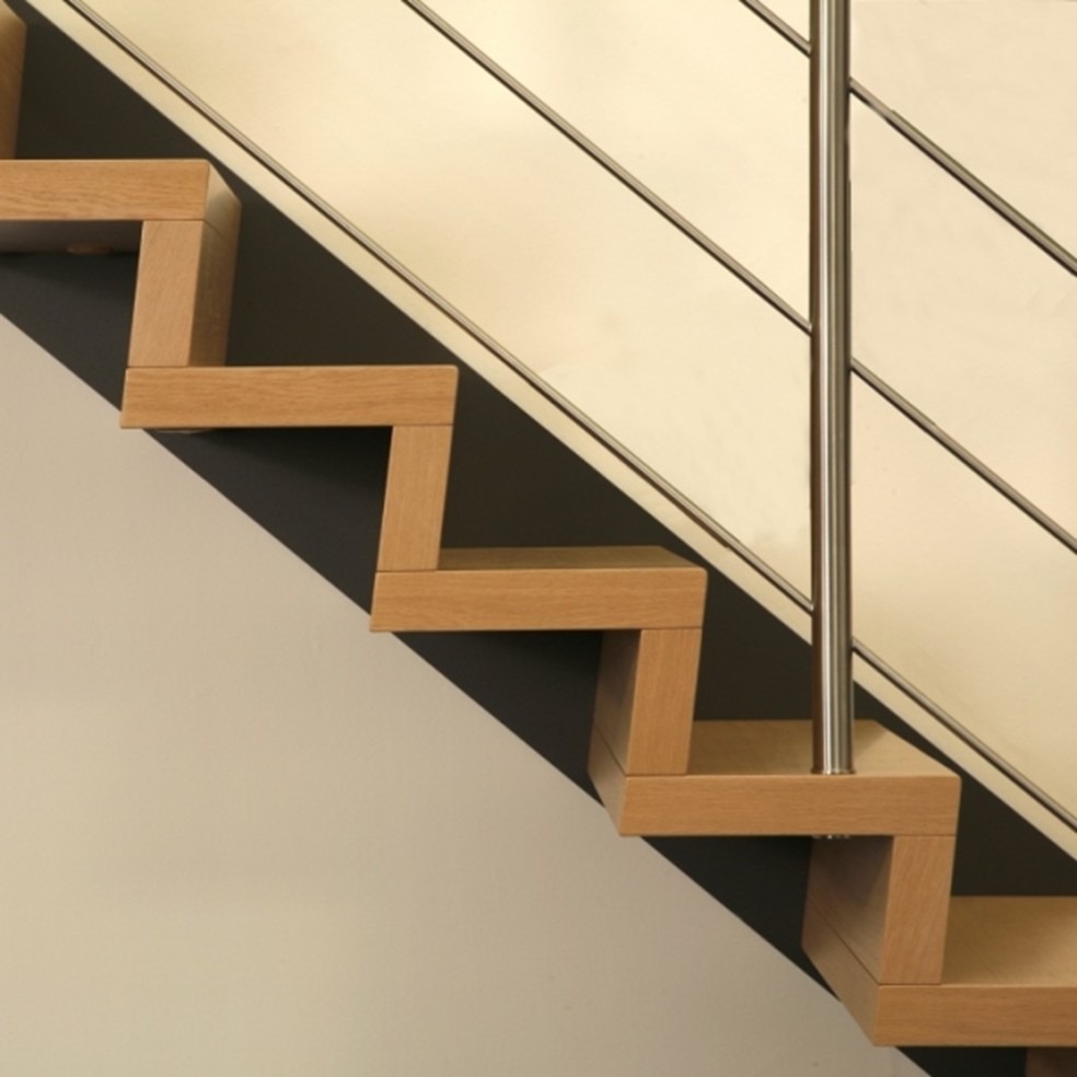 Wenn Sie denken, dass Treppen nur Treppen sind, dann haben Sie noch nie das Treppen-Gutachten von Sachverständiger Steffen Tremel in Berlin und Brandenburg gesehen! Ihre Holztreppen nach Maß könnten das neue Highlight Ihres Zuhauses sein, wenn man bedenkt, dass sie nach dem Regelwerk gebaut sind und nicht einfach wie ein IKEA-Regal zusammengezimmert werden. Mit Tremel als Ihrem Gutachter sind Sie auf der sicheren Seite, denn unser Wissen über Treppen ist so stabil wie die Wangen einer Wangentreppe. Also, bevor Sie auf Ihrer Treppe ins Stolpern geraten, holen Sie sich ein Gutachten, das so professionell ist, dass Ihre Treppen vor Freude tanzen könnten!