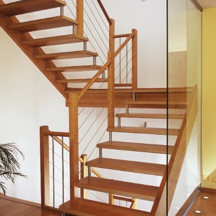 In der Welt des Treppenbaus ist Qualität nicht nur eine Frage des Designs, sondern auch der Sicherheit und Funktionalität, die über Jahre hinweg bestehen bleibt. Handwerkliche Holztreppen verbinden Ästhetik mit den höchsten technischen Standards, und dabei ist es entscheidend, dass jede Komponente präzise gefertigt und sorgfältig installiert wird. Unsere Expertise als Sachverständiger für das Tischlerhandwerk ermöglicht es uns, nicht nur die Schönheit dieser Bauwerke zu schätzen, sondern auch auf die essenziellen Details zu achten, die für die Langlebigkeit und Sicherheit entscheidend sind. Vertrauen Sie auf unsere Erfahrung, um sicherzustellen, dass Ihre Treppe nicht nur schön aussieht, sondern auch ein sicheres Fundament für Ihr Zuhause bietet.