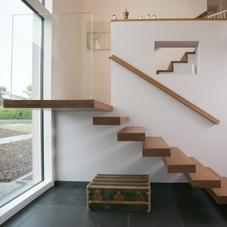 Eine Treppe ist nicht nur ein Verbindungselement zwischen zwei Ebenen, sondern ein essentielles Gestaltungselement, das Funktionalität und Ästhetik vereint. Bei der Planung und dem Bau von Treppen ist es wichtig, nicht nur die gesetzlichen Vorschriften zu beachten, sondern auch auf Details zu achten, die die Sicherheit und Langlebigkeit erhöhen. Handwerkliche Holztreppen zeichnen sich durch ihre individuelle Gestaltung und Stabilität aus, wobei die Wahl der Materialien und die präzise Ausführung entscheidend sind. Bei sv-tremel stehen wir Ihnen als kompetente Ansprechpartner zur Seite, um sicherzustellen, dass Ihre Treppe nicht nur optisch ansprechend, sondern auch normgerecht und sicher ist. Vertrauen Sie auf unsere Expertise im Tischlerhandwerk und lassen Sie uns gemeinsam ein sicheres und stilvolles Treppenbauprojekt verwirklichen.